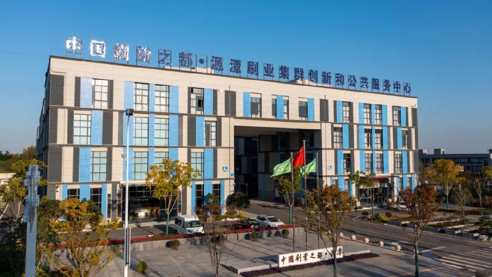 世界杯 只要 C 罗不上场，这帮人就打鸡血似的拼命，跑位、逼抢、配合眼里全是活儿；C 罗往那一站，全队气场立马变，踢得别···